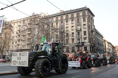 İtalya'da çiftçiler traktörleriyle Milano kentine gelerek protesto düzenledi - Son Dakika Haberleri